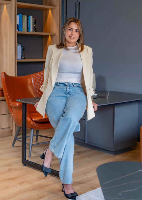 Angélica María Portilla Barco en oficina profesional