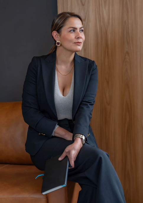 Angélica María Portilla en oficina